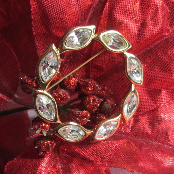 ๐ MONET GOLD ROUND SWARVORSKI CRYSTAL LEAF BROOCH โ VINTAGE ๐ - Picture 2 of 13
